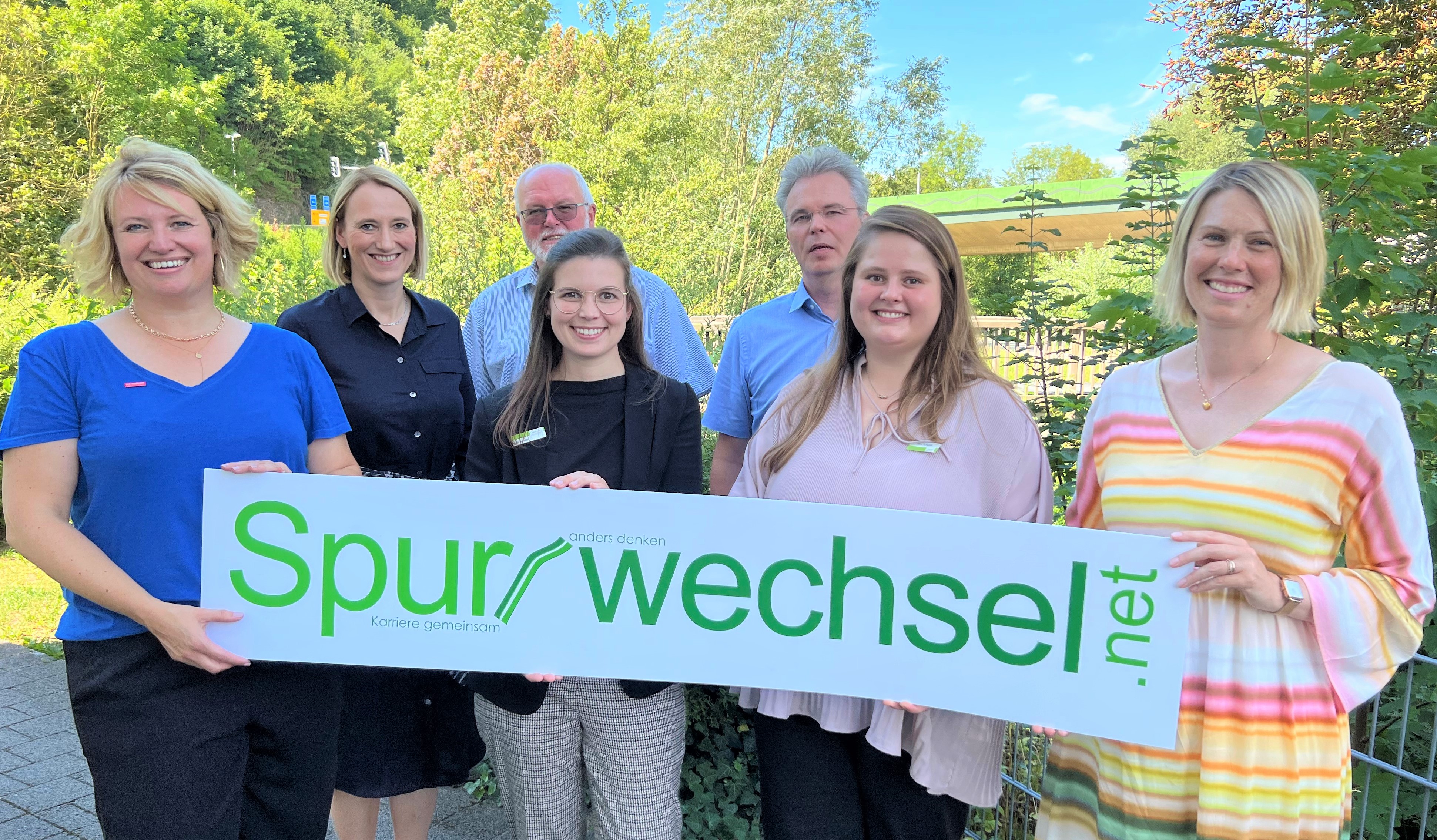 Bild v.l.: Bianca Weickardt (HWK Südwestfalen), Tanja Schubert (AA Meschede-Soest), Ulli Haselhoff (AA Meschede-Soest), Julia Schulte (Brillen Rottler GmbH), Stephan Rosenkranz (M. Busch GmbH), Alina Schlüter (Brillen Rottler GmbH) und Lisa Plum (IHK Arnsberg)